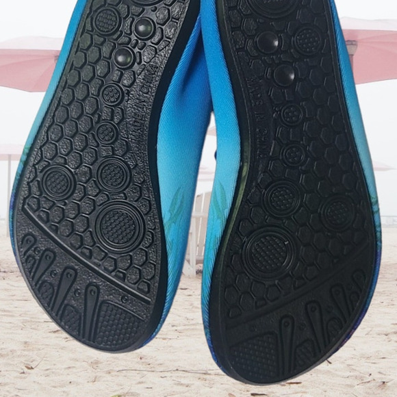 Bigib size 11 Little Kid's Blue Shark Non-Slip Swim Water Shoes ~ NEW - Picture 2 of 5